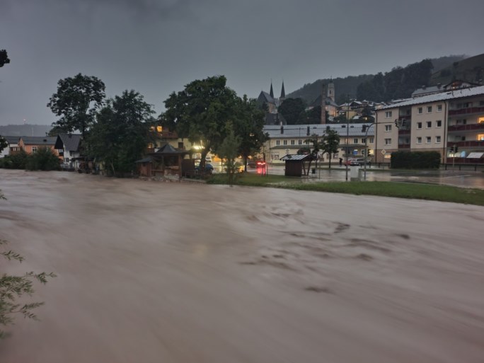 Severe weather now hits East Germany, Bavaria, and Austrian Hallen 