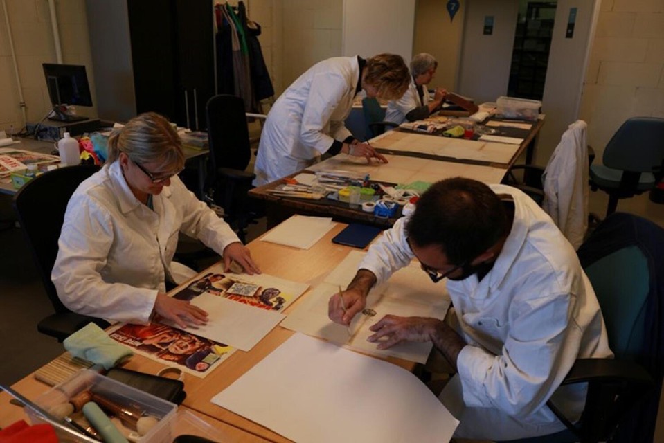In the archive, work is carried out on the preservation of posters, among other things. 