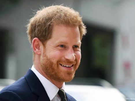 Prince Harry gets a Dutch lesson from Invictus Games