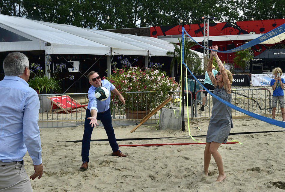 Mayor Vandersmissen in a duel with his colleagues Koen Anciaux and Greet Geypen. 