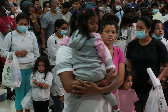 Asylum seekers in El Paso, Texas, line up for buses to New York.