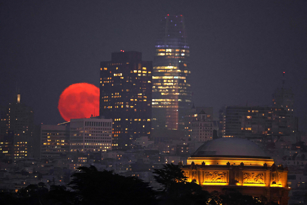 The moon sinks behind some buildings in San Francisco, USA.  Image by Getty Images via AFP