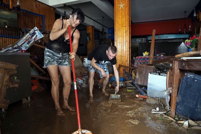 People fighting mud at a bar in Melina.