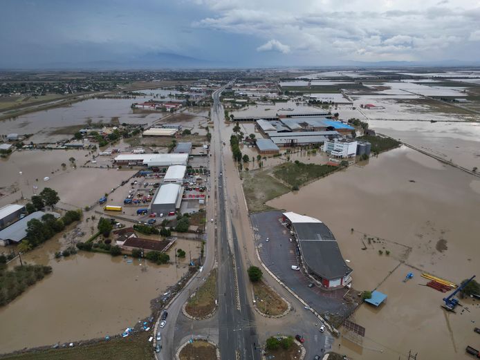 Floods and mud sweep the city of Larissa in the Thessaly region.