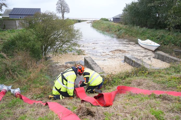 Rescue services are installing a pump in Derness Strand in southern Denmark.