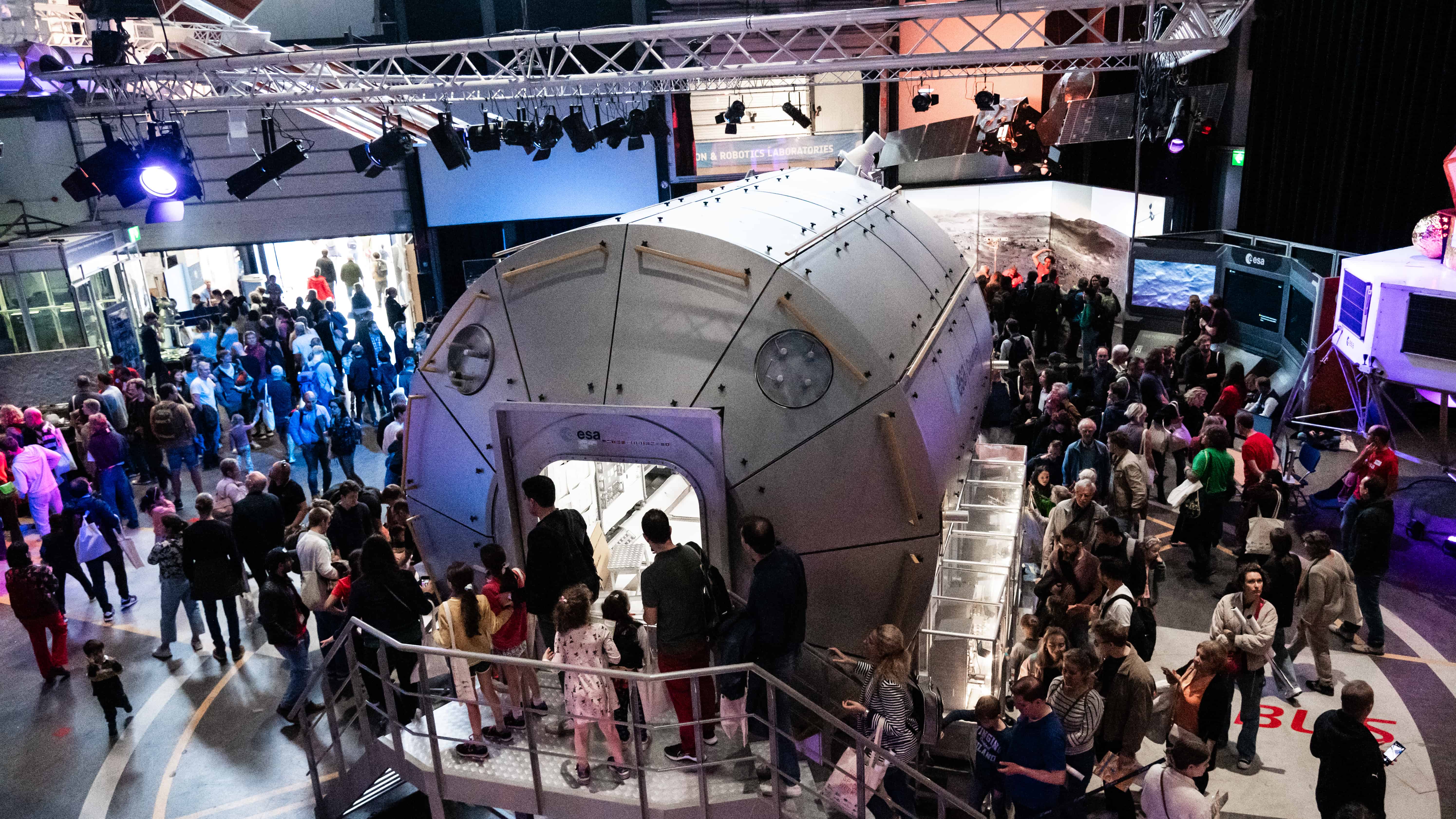 Space Week, open day.  © ESA-SJM Photography