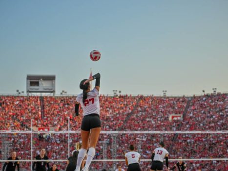 Volleyball players in the United States break a world record in a match in front of 92,003 spectators |  Other sports