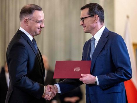 The new conservative government is sworn in without a majority in Poland: a "farce"