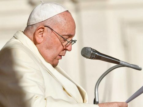 Pope Francis (86 years old) cancels his Masses due to “mild flu” |  outside