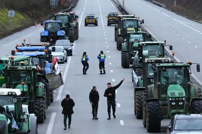 This protest is taking place on the A16 motorway near Amblinville (north of Paris).